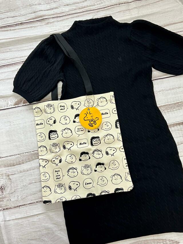ブラックのニットドレスに合わせてモノトーンコーデに♪【sweet 2023年11月号付録】「PEANUTS（ピーナッツ）ビッグサイズトート＆まんまるミニポーチ」