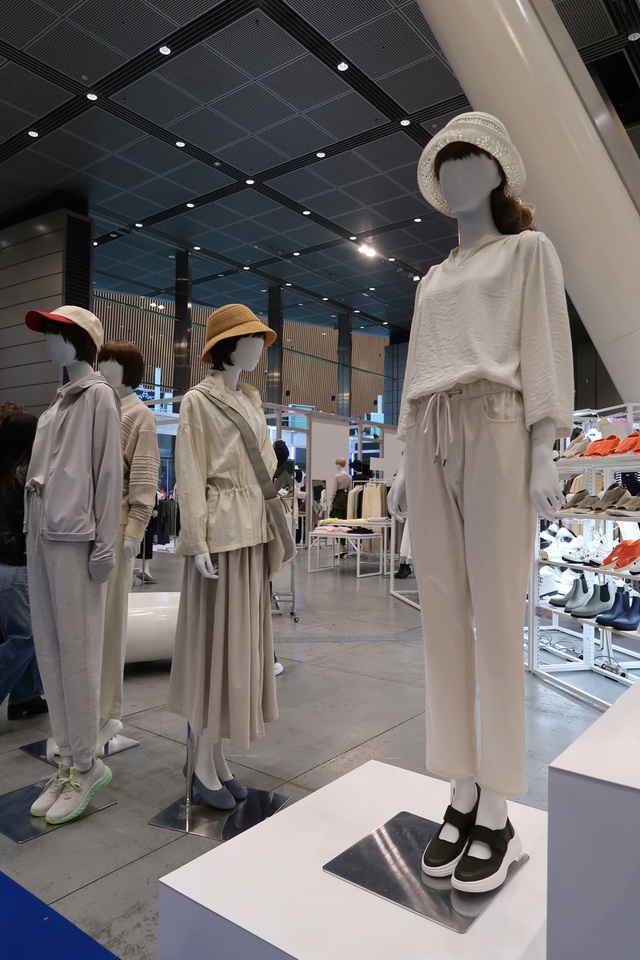 「2024年 ワークマン春夏新製品発表会」白系のコーディネートで涼し気に