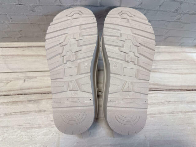 底はこんな感じ。雨や雪の日には履けていませんが、滑りにくそうです