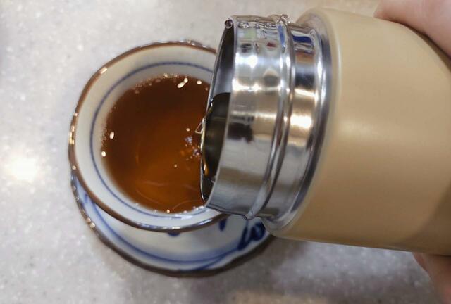 お茶をスムーズに注ぐことができる