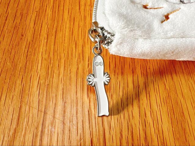 【ムーミン×メリーチョコレート 旅するニョロニョロ ポーチ】細部へのこだわり。ファスナーチャームまでニョロニョロの形なんです！