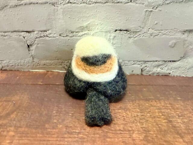 後ろ姿。つばさの模様があるとシマエナガらしく見えますね！