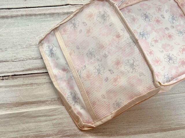 蓋にはメッシュポケット付き