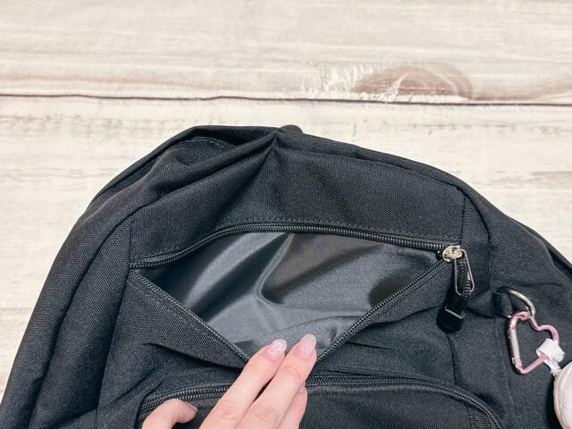 浅めのタイプのポケットなので、細々したものを入れるのにぴったり