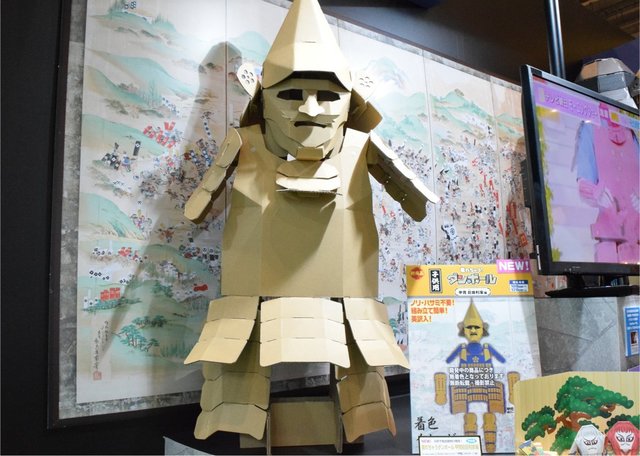 『着れちゃうダンボール　シリーズ』／8月発売の『前田利家』。サンプルのため着色されていませんが、実際の商品は着色済みです。