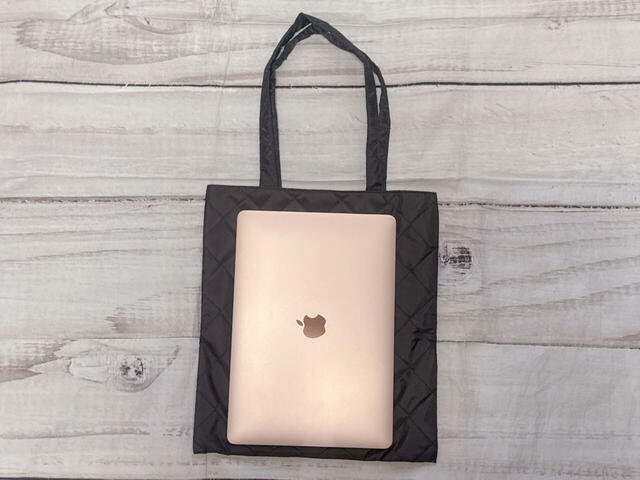 MacBook Airがすっぽり入るサイズ感！