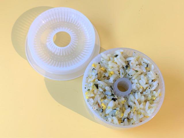 「おにぎリング」キレイなドーナツ型になるか…、ドキドキします！