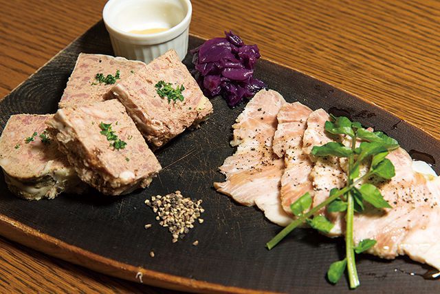 「熟成肉」の名店／ビストロ 熟肉（新宿）　  お肉の前菜 2種盛り合わせ 1019円（税別）