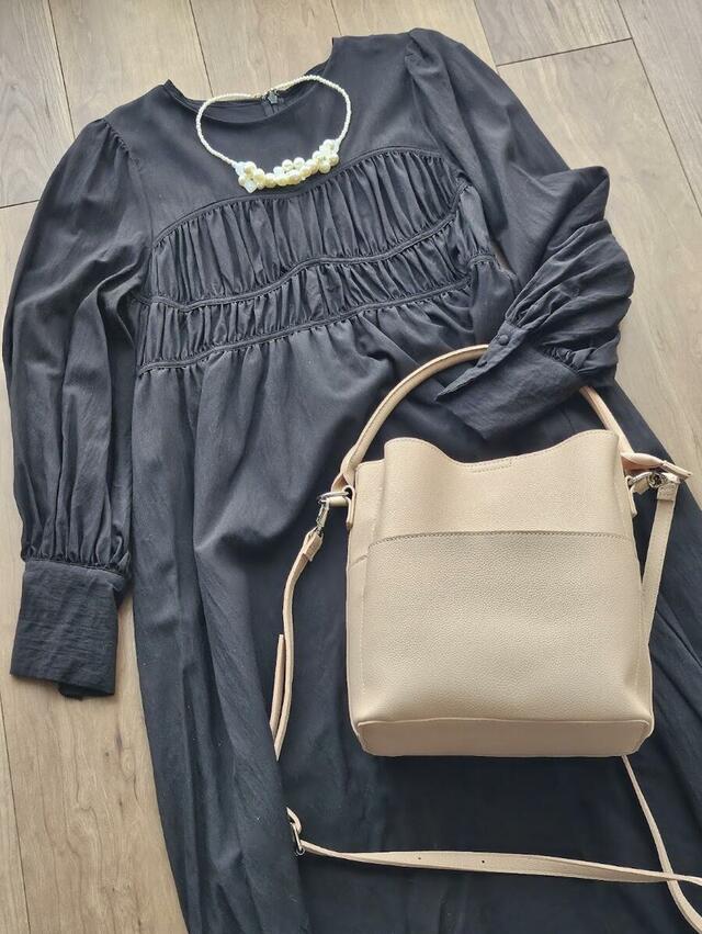 【LAKOLE　ワンハンドル2WAYスクエアバッグ3】無地の黒ワンピースと大ぶりのアクセサリーを合わせて。フォーマルなコーデにも合います♪