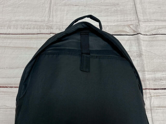 メイン収納にはPC用のポケット付き。14インチまでのPCが収納できます♪