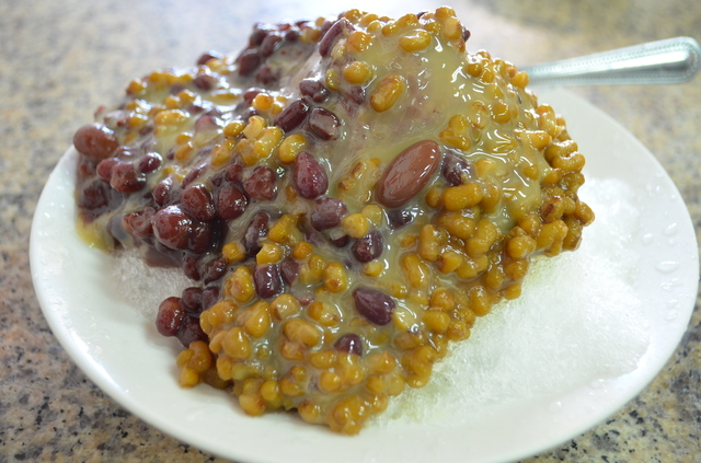 かき氷に豪快に乗った「鐘家緑豆湯大王」の紅豆と緑豆。山盛りだが、甘さ控えめなのでどんどん食べられる
