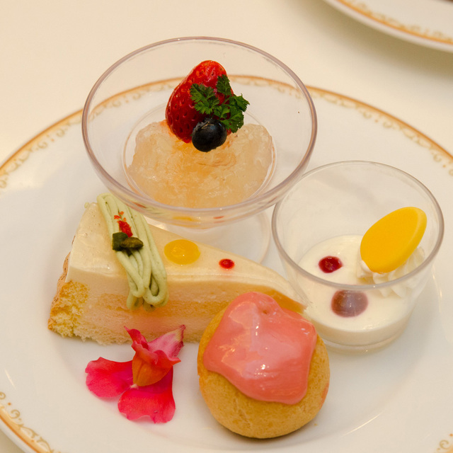 2016年“ディズニー・イースター”ランチブッフェ／ディナーブッフェ｜東京ディズニーランドホテル「シャーウッドガーデン・レストラン」