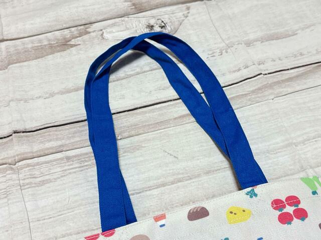 持ち手は鮮やかなブルーカラー。肩がけができるところもうれしい！