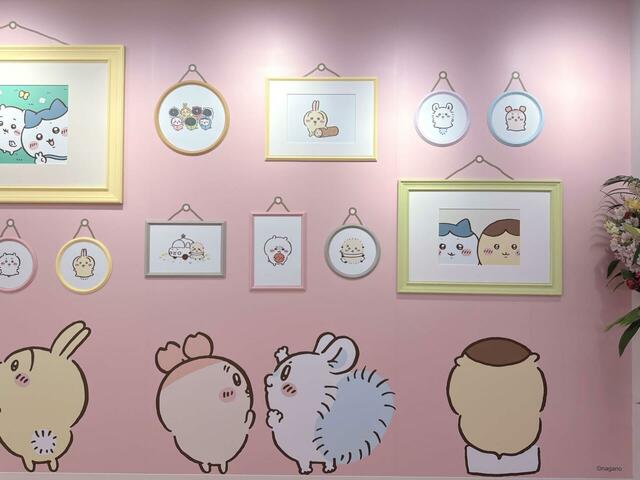 いつも一緒のモモンガと古本屋もいます。くりまんじゅうは椅子に座って1人で何を見ているのか…?