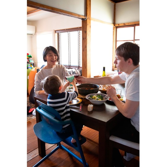 いつも賑やかに食卓を囲んでいるタサンさん一家