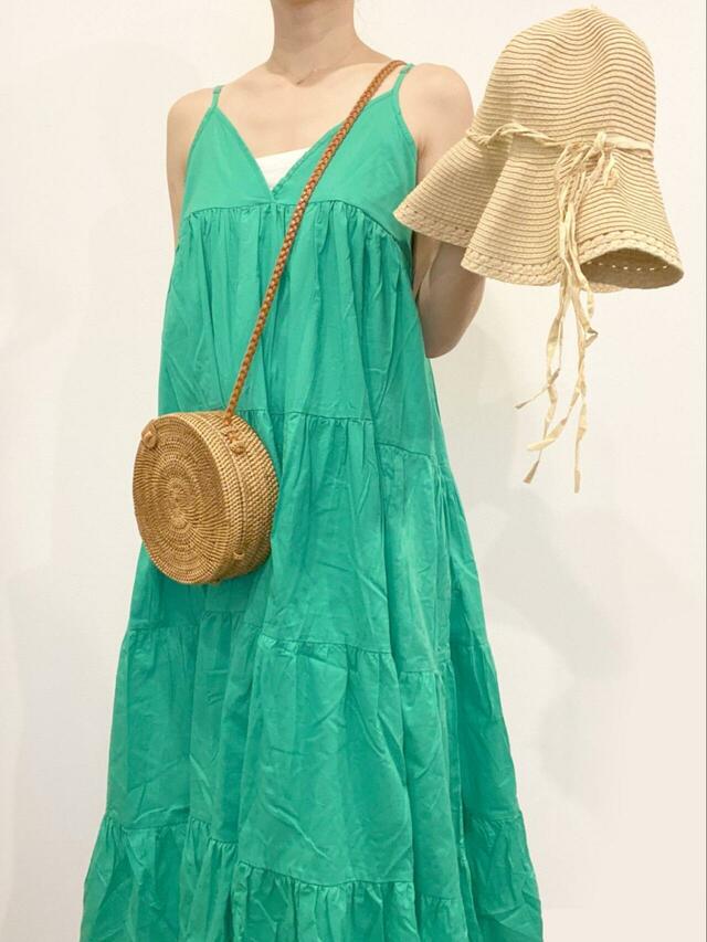 【coca キャミワンピース】白Tシャツや白タンクを合わせれば、夏らしい爽やかコーデが完成！カゴバッグや麦わら帽子をプラスすればバカンス気分にも◎