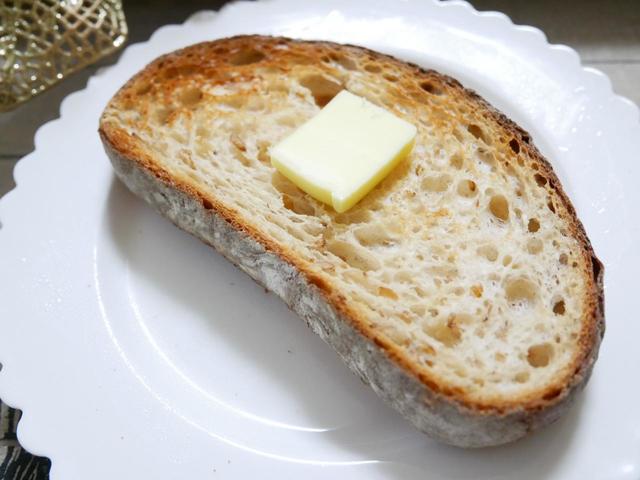 軽くトーストして、バターをのせて食べるのがおすすめ　石窯ライ麦粒のパン（石臼挽き小麦）／184円（税込）