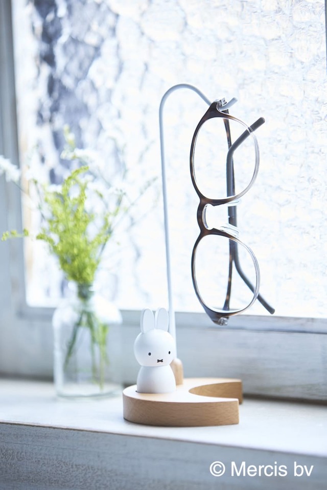 【ミッフィー メガネスタンド】月の形の土台と立体で表現されたミッフィーがかわいらしいメガネスタンド