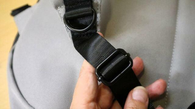 【niko and ...（ニコアンド） オリジナル撥水スリングバッグ】ショルダーベルトは身につけながらスムーズに長さを調整できます