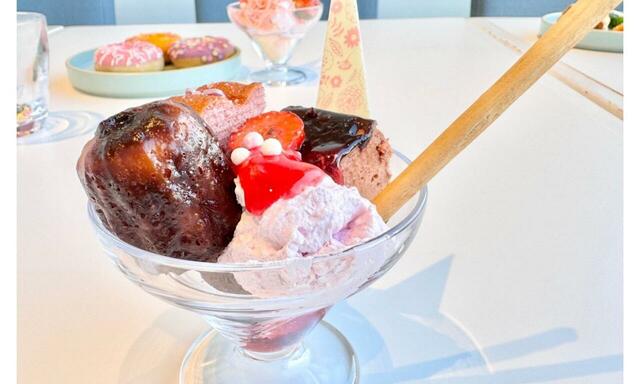 【レストラン グランサンク　ストロベリーパルフェ工房】ミニカヌレとショコラフレーズのパフェ