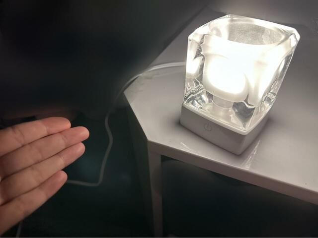 【ニトリ　LEDテーブルランプ(LUMILA)】テーブルの周りをちょうどよい明るさで照らしてくれます