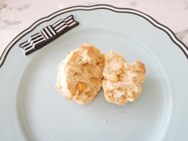 温めるとカシューナッツの香ばしさがマックス！／成城石井自家製　カシューナッツの全粒粉スコーン　431円（税込）