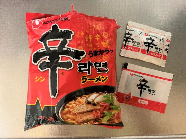 「辛ラーメン 袋麺」袋を開けると…