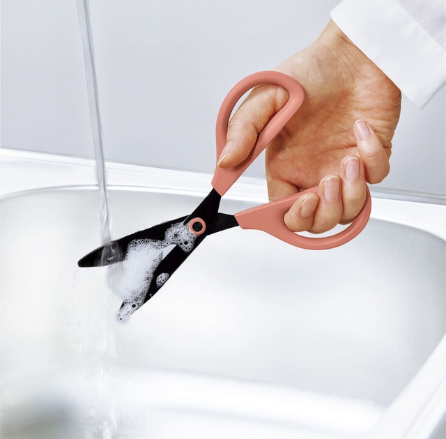 【コクヨ 洗えるハサミ＜サクサ＞】刃のコーティングは食品衛生法に適合したフッ素樹脂を使用