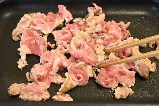 【チーズタッカルビ風豚キムチーズ】豚こま切れ肉を炒める