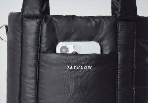 【『BAYFLOW 収納5ポケット キルティングバッグBOOK』(宝島社)】スマホなど、すぐ使いたいものを簡単に取り出せるフロントポケット