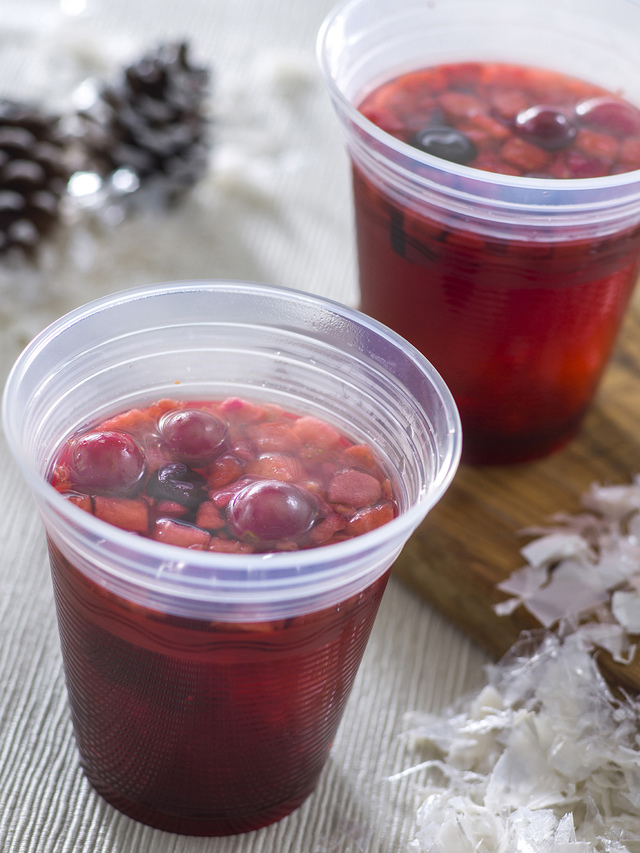 ホットラムカクテル（ベリー＆グリーンアップル） 680円｜東京ディズニーシー「ミゲルズ・エルドラド・キャンティーナ」｜東京ディズニーリゾート「ディズニー・クリスマス」