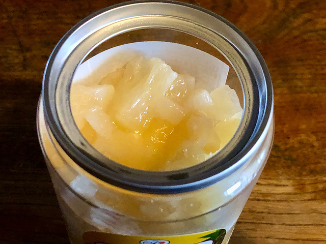 【不二家 スイーツ缶ネクターミックス】蓋を開けるとダイスカットされたももやパイナップルなどのトッピングが顔を覗かせます