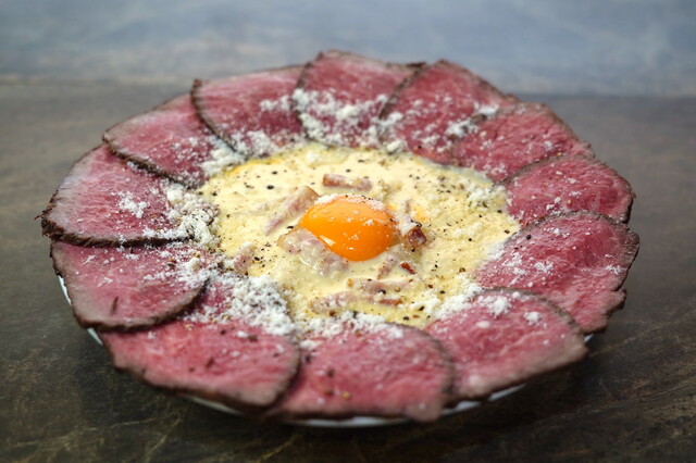 「一枚麺の肉ボナーラ」＜2,900円（税込）＞【長さ50cmの一枚麺のサーロイン肉ボナーラ】