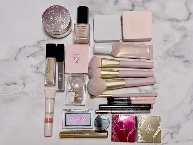 【ANNA SUI COLLECTION BOOK 2つに分かれるバニティポーチ】上段にお泊まり用のメイクアイテムをイン！入れたアイテムはこんな感じ