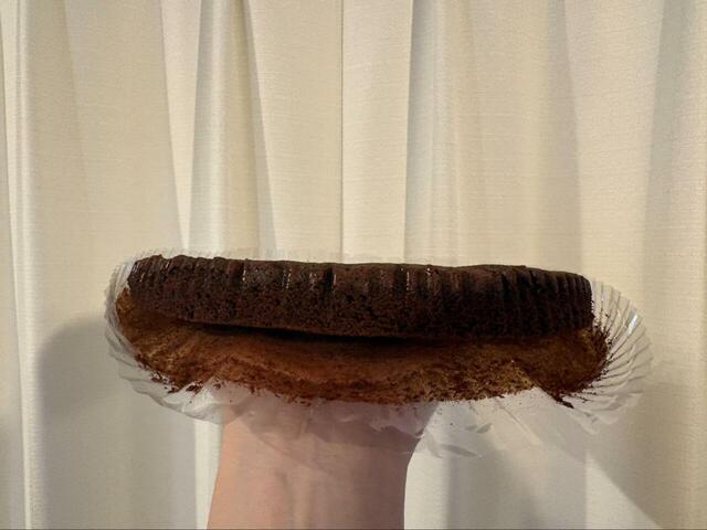 【ロピア シェアするクラシックガトーショコラ】厚さ約1.8cmで、切り分ける際も均等に分けやすいサイズ感です♪