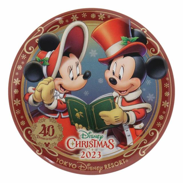 カンバッジ 500円｜「ディズニー・クリスマス」スペシャルグッズ｜東京ディズニーリゾート40周年“ドリームゴーラウンド”｜発売日：2023年11月7日（火）｜販売店舗：東京ディズニーランド「ディズニー＆カンパニー」、東京ディズニーシー「エンポーリオ」