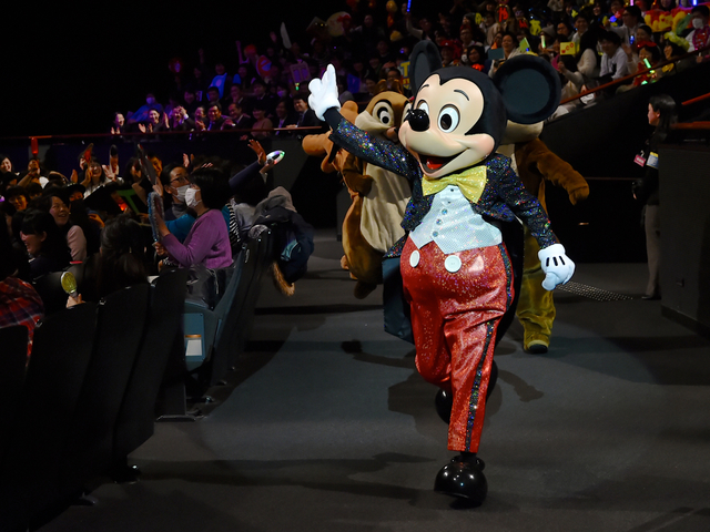客席両サイドからミッキーたちが登場