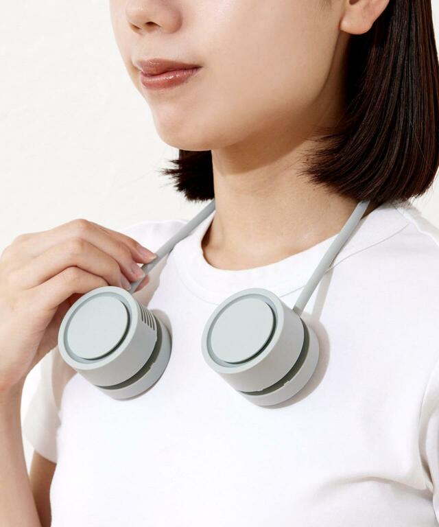 【3COINSの暑さ対策グッズ売上ランキング 4位】「ロールネックファン」2,200円（税込）