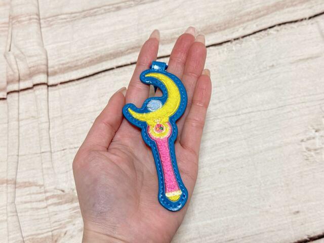 手のひらサイズで存在感バッチリ！『美少女戦士セーラームーン』ローソンオリジナルグッズ「サガラ刺繍キーホルダー ムーンスティック」