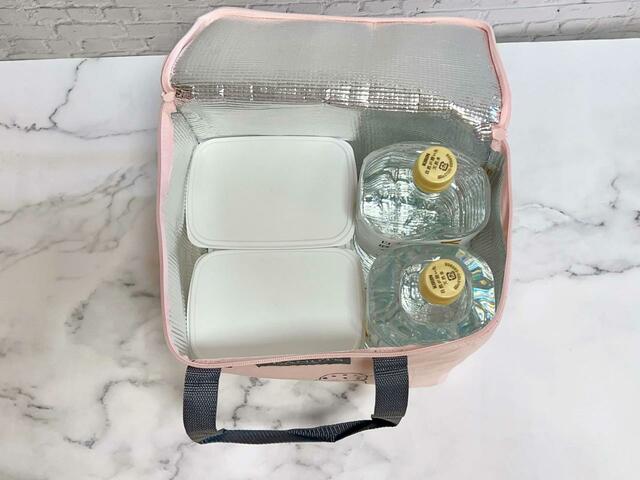 【cookpad plus（クックパッド プラス）2023年夏号】ピクニックを想定してタッパー×4、2リットルのペットボトルを2本入れてみました。まだまだ入りそう！