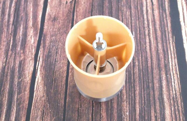 ホッパー内側の金属棒とバネ（ステンレンス鋼）