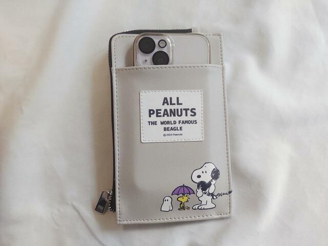 携帯などが入るフロントポケット付き