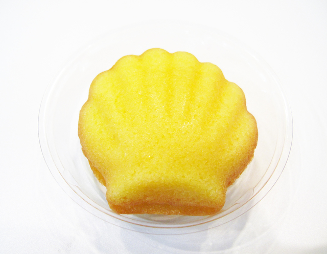 形は王道のマドレーヌを思わせるフォルム