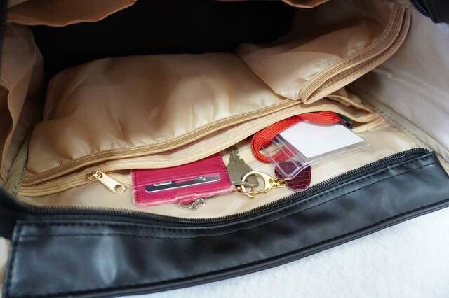 貴重品を入れるのにぴったりなファスナーポケット