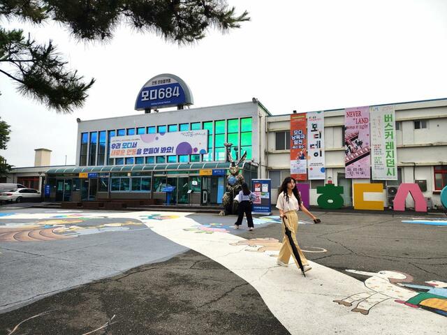 旧・安東駅舎は「モディ684」という名の文化センターになっている。モディとは、この地方の方言で「みんな一緒に」という意味。684はここの番地