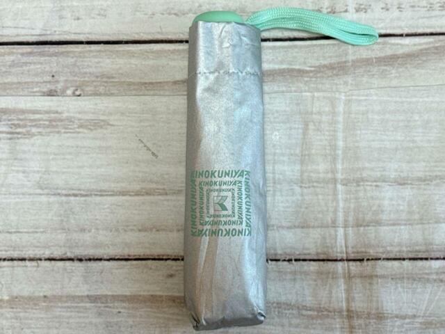 シルバー×やさしいライトグリーンの配色がかわいい晴雨兼用の折りたたみ傘