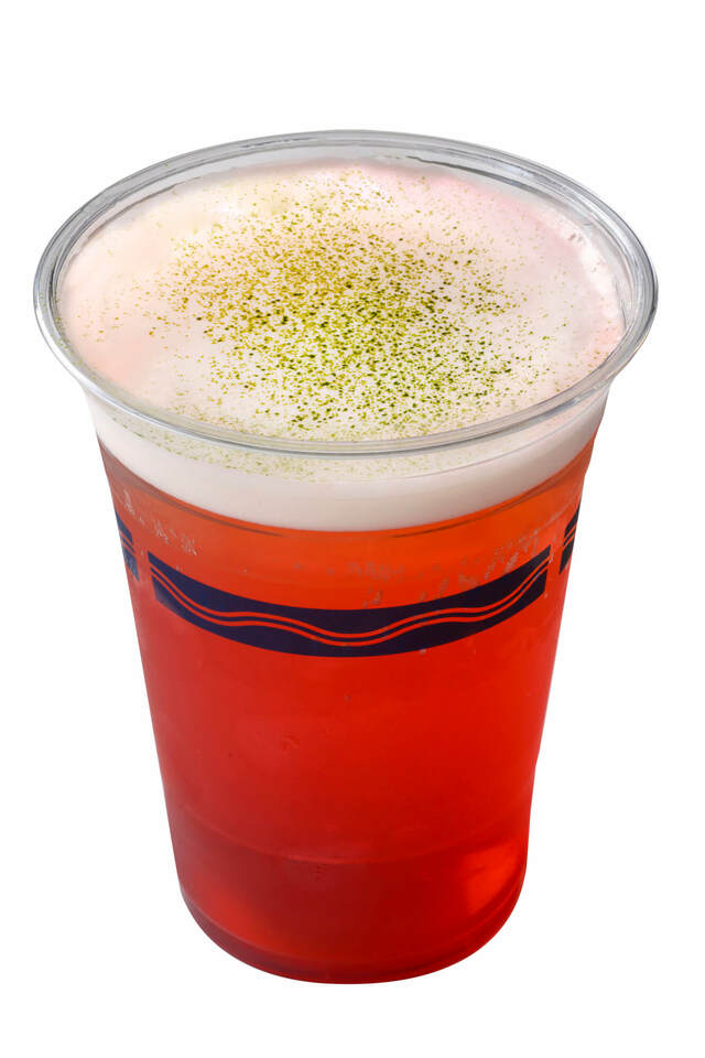 ビアカクテル(ストロベリー&抹茶) 830円|東京ディズニーリゾート「ディズニー・クリスマス」スペシャルメニュー|販売店舗:東京ディズニーシー「レストラン櫻テラス席」|発売日:2024年11月8日(金)〜12月25日(水)