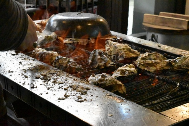 大きい牡蠣を直火で焼く