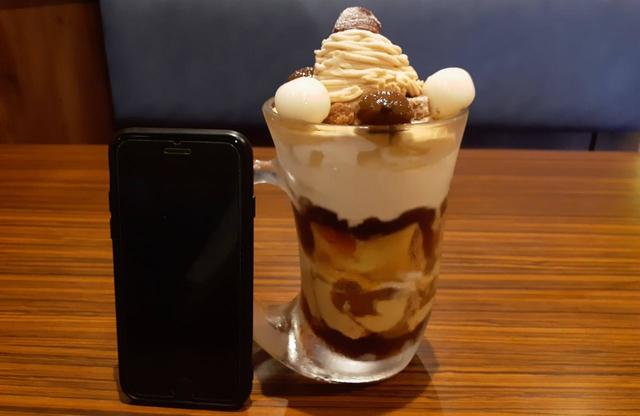 ジョッキの高さはiPhone7とほぼ同じ。そこを超えてくるこんもりと盛られたモンブランがド迫力！