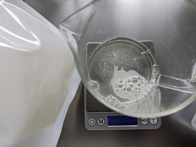 【ナノソイコロイド アプローズプレミアム】原液はやや黄味がかった色味。口に入っても大丈夫なので調理器具で計量できます